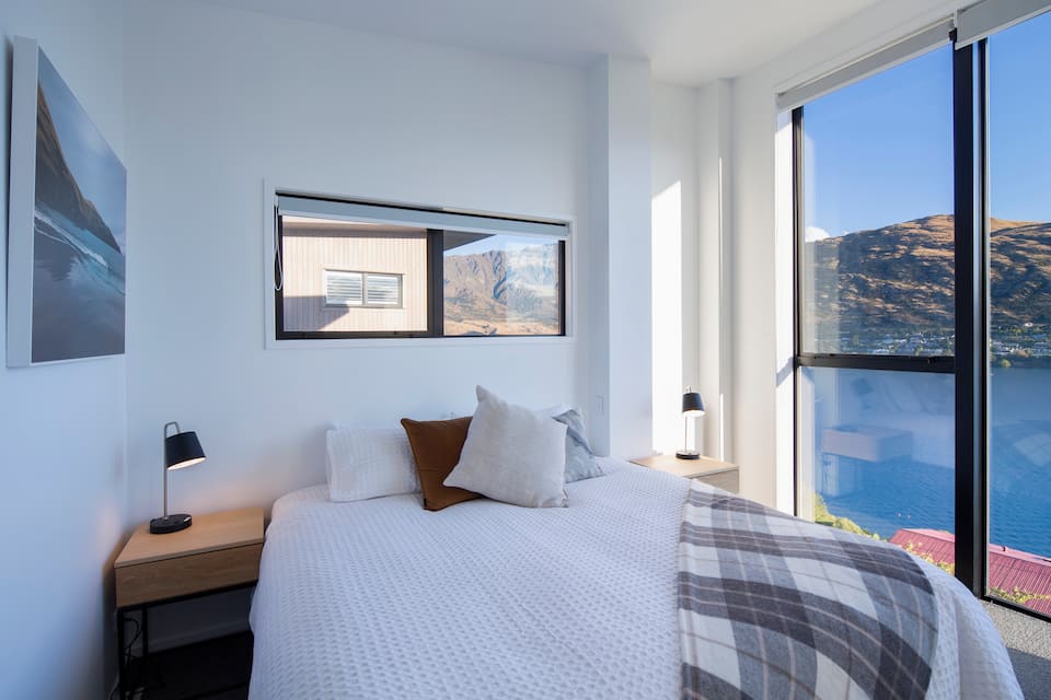 A modern villa above Lake Wakatipu, Queenstown, Otago, New Zealand, photo 8 of 10