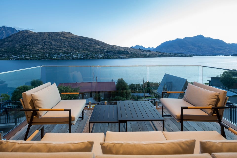 A modern villa above Lake Wakatipu, Queenstown, Otago, New Zealand, photo 10 of 10