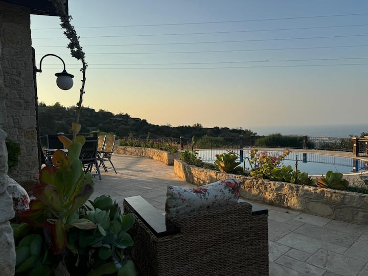 Bellapais’te Manzaralı Taş Villa - Cyprus