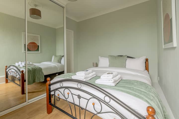 Dvojlôžková spálňa: Upokojujúca dvojlôžková spálňa s pohodlnou posteľou, čerstvou posteľnou bielizňou a dostatočným úložným priestorom – ideálna pre páry alebo sólo cestujúcich, ktorí potrebujú viac miesta.