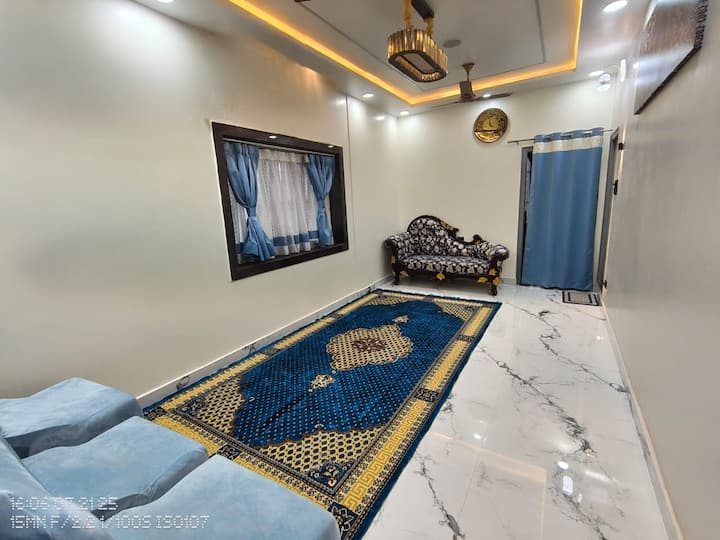 Veľká hala s pohovkou Rani Deewan a 3 luxusnými stoličkami. 2 až 3 ďalšie samostatné matrace sú k dispozícii v hale a môžu byť použité/umiestnené pre veľkú skupinu hostí.