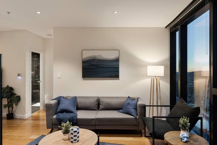 72nd Floor Skytower Apartment + Parking, Pool, Gym - Brisbane