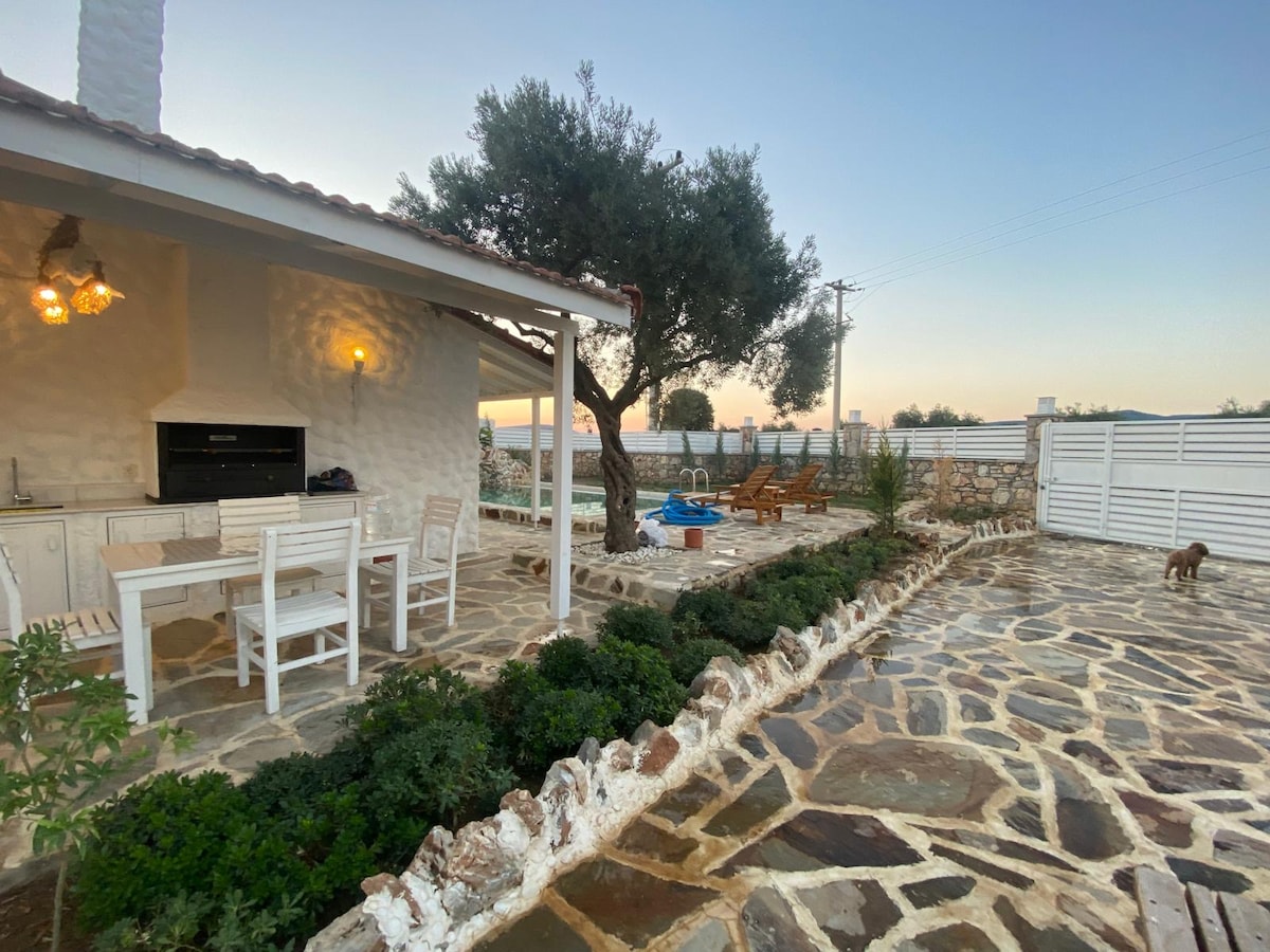 Menderes White House Isıtmalı Havuz