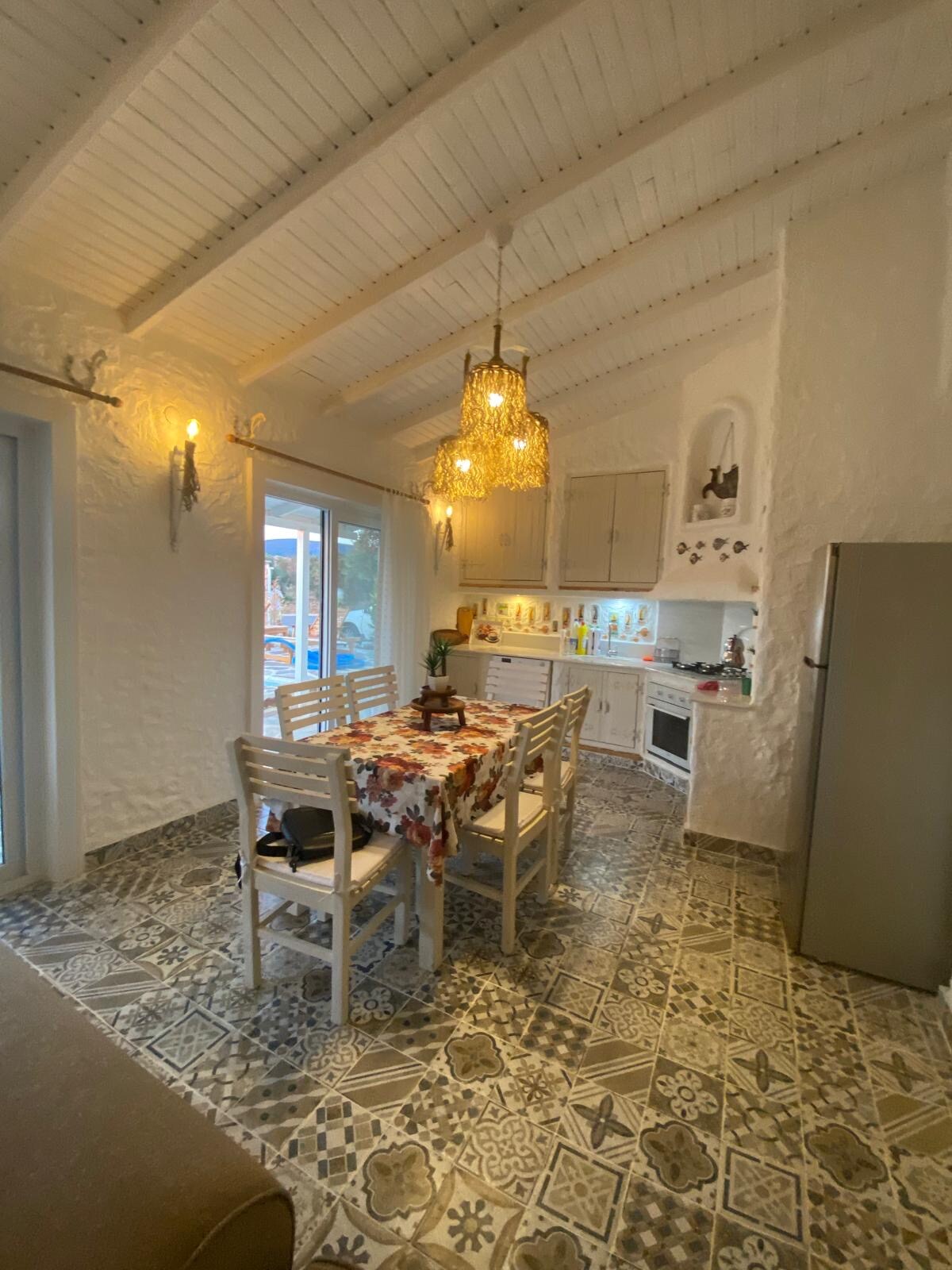 Menderes White House Isıtmalı Havuz