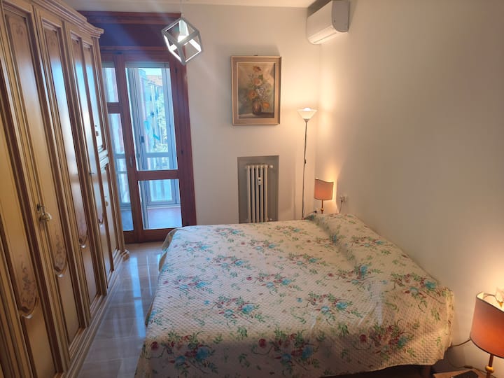 camera con letto matrimoniale