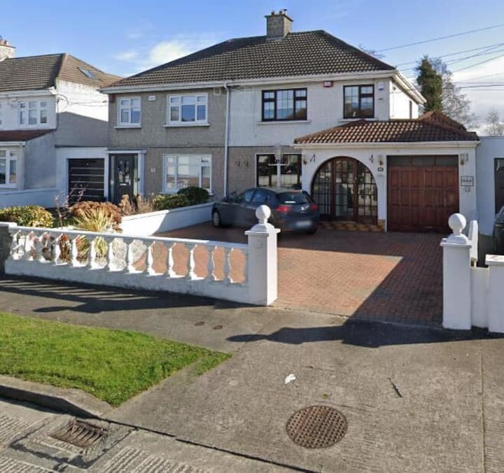 Comfy Modern Home - Ashbourne