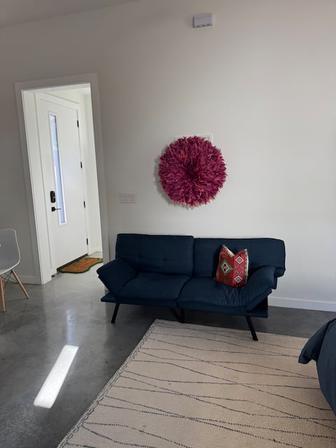 Popular Airbnb listing: Texas Hold'em in Govalle