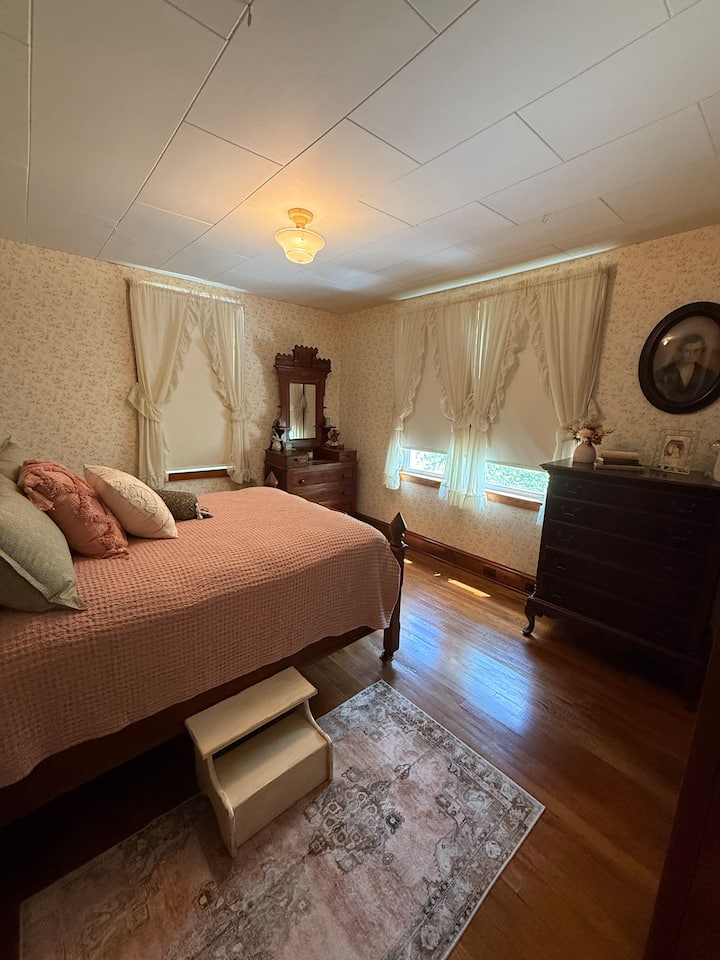 Ეს მომხიბლავი საძინებელი სახლის მთავარ სართულზეა. 