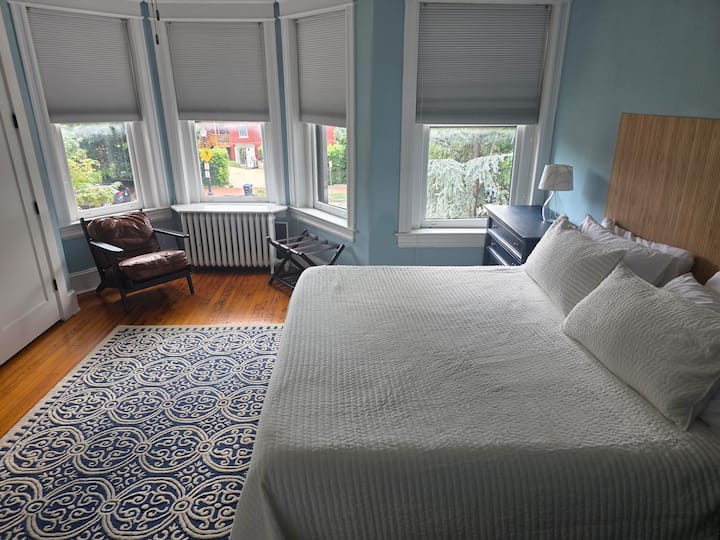 เตียงคิงไซส์ โต๊ะเครื่องแป้งขนาดใหญ่สองตัว และตู้เสื้อผ้า ห้องน้ำในตัว