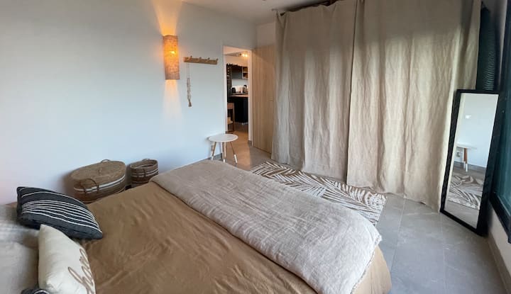 Естествен лен, меко осветление и завеси от лен за релаксираща и изискана атмосфера. Обличане в спалнята.