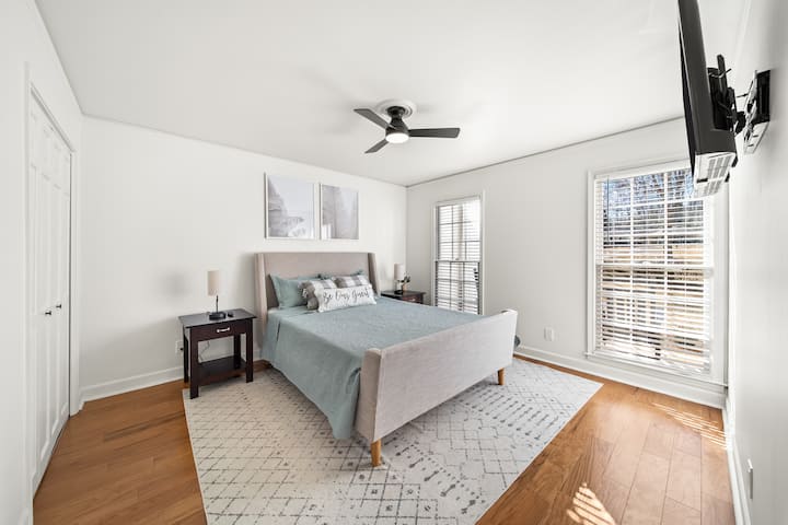 Брачен кревет (широк 150 – 179 см) (главно ниво):

Уживајте во оваа пријатна спална соба со брачен кревет (queen size) на главното ниво, со ноќно шкафче, ламба за на маса, полица за багаж и паметен телевизор. На само неколку чекори од бањата со тоалет, нуди удобност, практичност и приватно прибежиште за мирен престој.