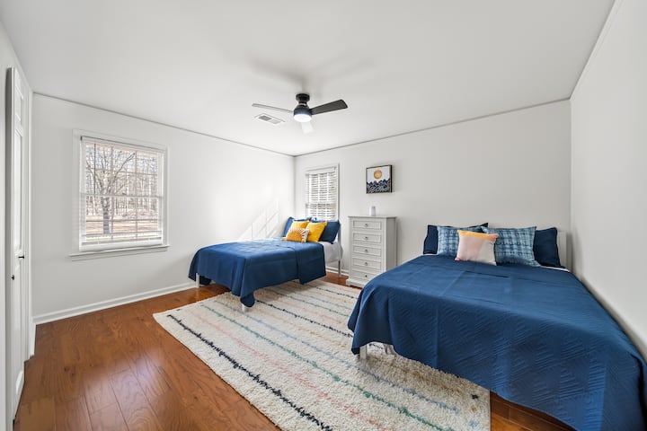  Два брачни кревета:

Опуштете се во третата спална соба, внимателно дизајнирана со два кревета со целосна големина, ноќно шкафче со ламба, паметен телевизор Roku, полица за багаж и многу простор за складирање, идеално за семејства или групи кои патуваат заедно.