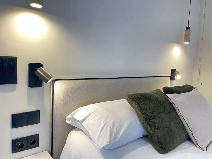 Bed with reading lights and integrated USB sockets: connectivity and comfort designed for your stay in the Algarve.