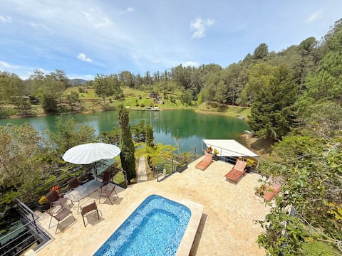 Large villa in Guatape in front of the dam with a jacuzzi