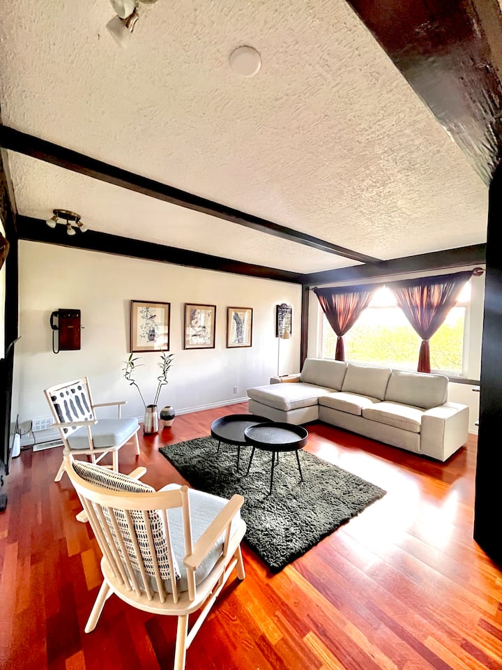Bright 3br Home • Spacious •North Vancouver - 6400