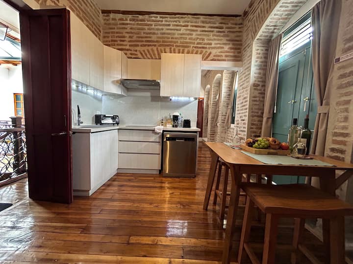 Historic Center Gem W/street View Balcony - Cuenca