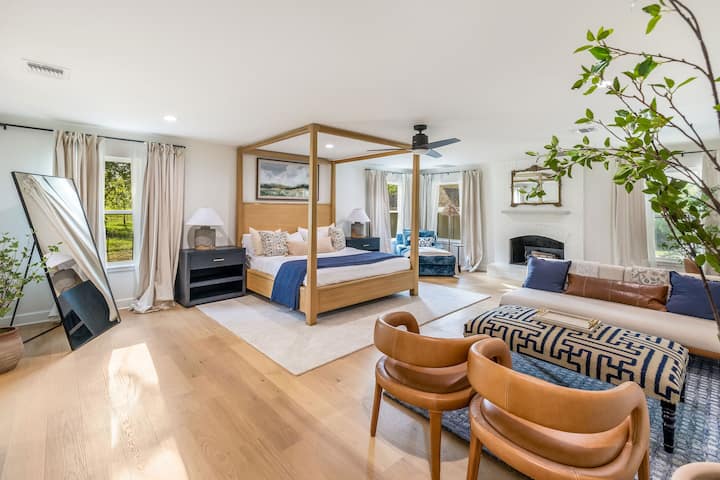Honeysuckle Manor - Midlothian, TX
