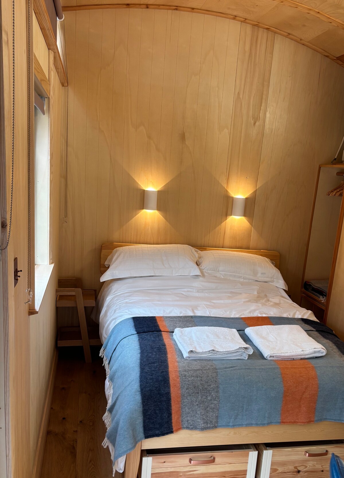 Двойно легло с място за съхранение в чекмеджета с ролки отдолу. 