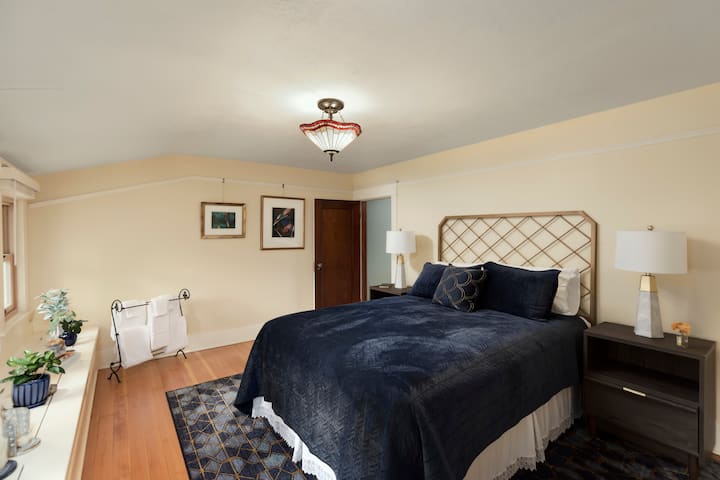 Надворешна спална соба со брачен кревет (широк 150-179 см)