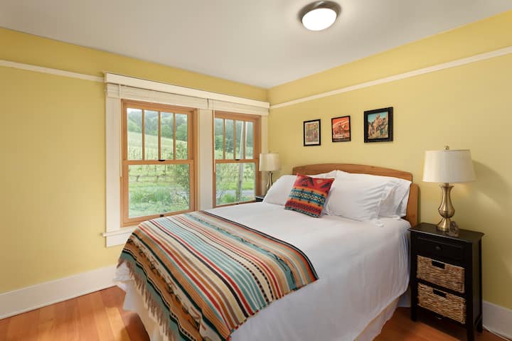 Спална соба на горниот кат со цел кревет