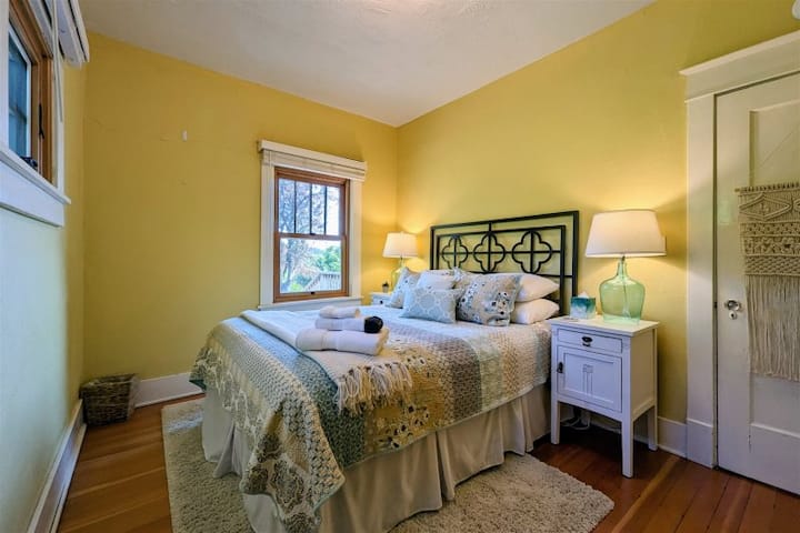 Спална соба на долниот кат со полн кревет