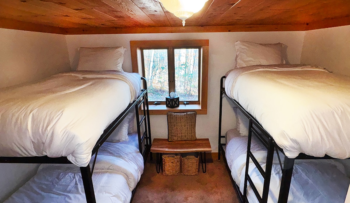 ห้องนอนชั้นล่างพร้อมเตียงสองชั้น รวมเตียงเดี่ยวสี่เตียง