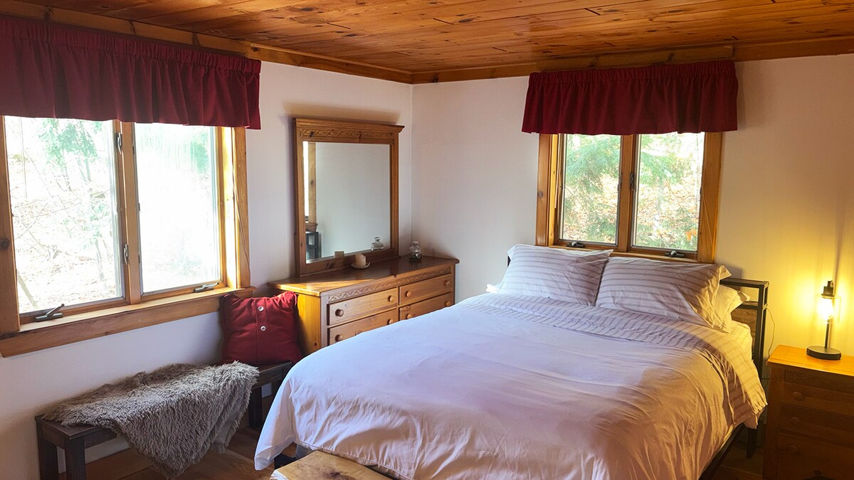 ห้องนอนเตียงควีนไซส์ #1 ชั้นบน