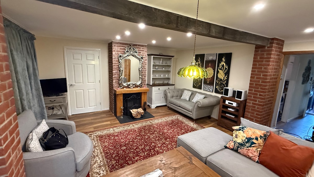 Top Airbnb: Charming Riverside Home in Historic Kent Village in Frindsbury Extra