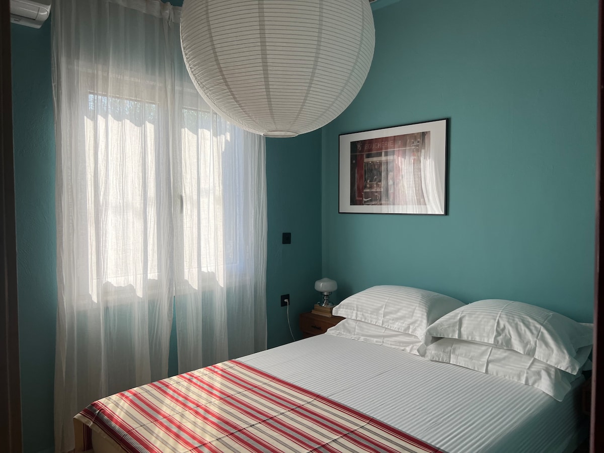 Posteľ s rozmermi 1,4 m x 2 m a super pohodlným matracom prémiovej kvality