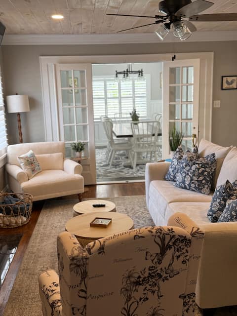 Popular Airbnb listing: Cozy Cottage Near Lee & Downtown in Cleveland