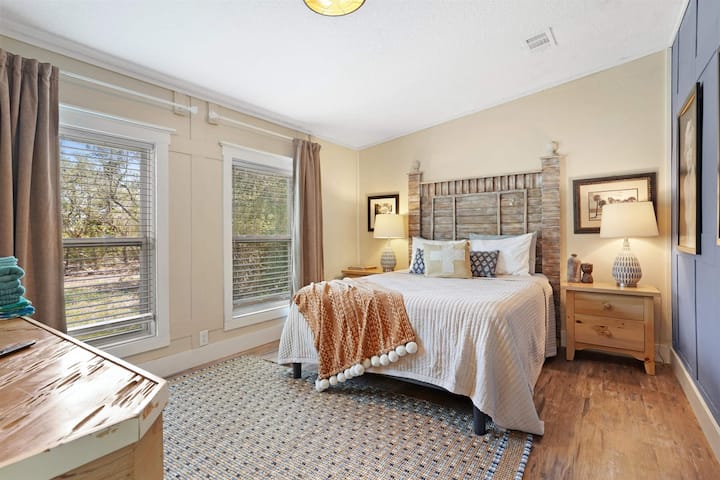 Спална соба со брачен кревет