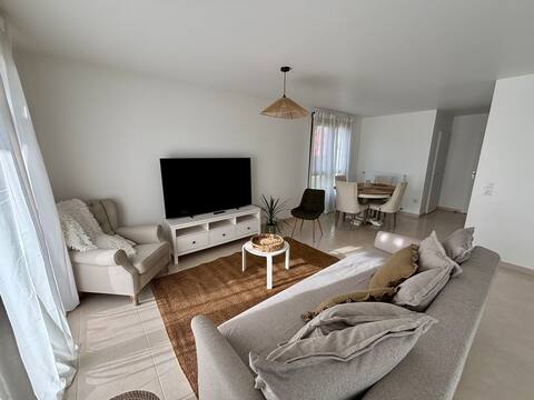 Successful Airbnb property: Disney 10 min away, bright 70 m2 apartment, 2 gardens in Serris