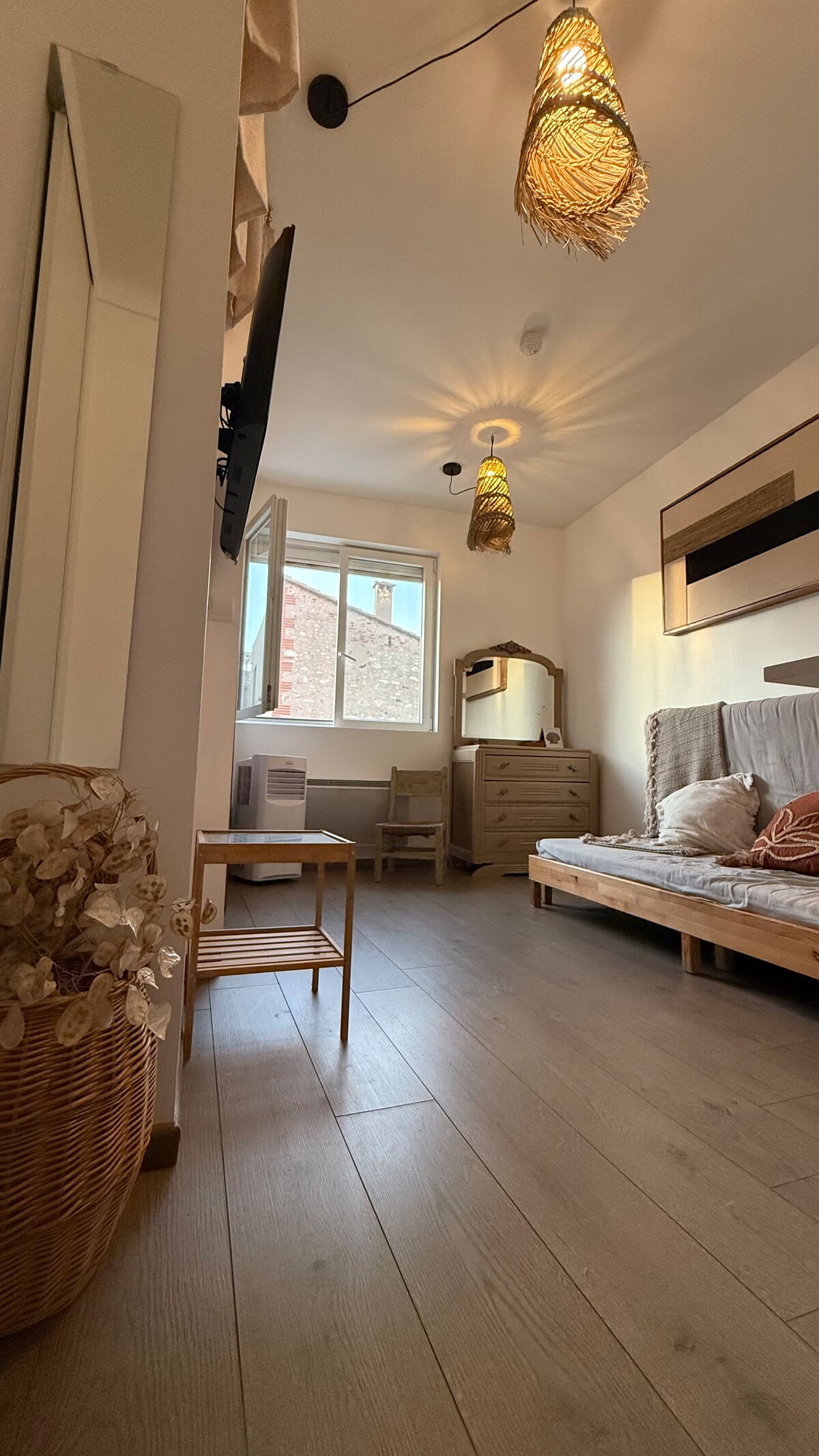 二楼卧室，带浴室和卫生间。 床可以收起，形成一张单人床，也可以展开，形成一张160厘米的双人床，配备两张真正的床垫。 配有空调、卷帘、蚊帐和橱柜。