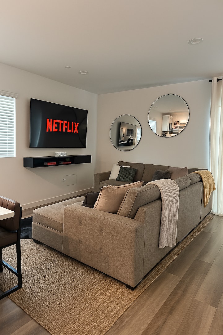 Modern Luxury 4br W/garage•2mi To Universal •Gated - Burbank, CA