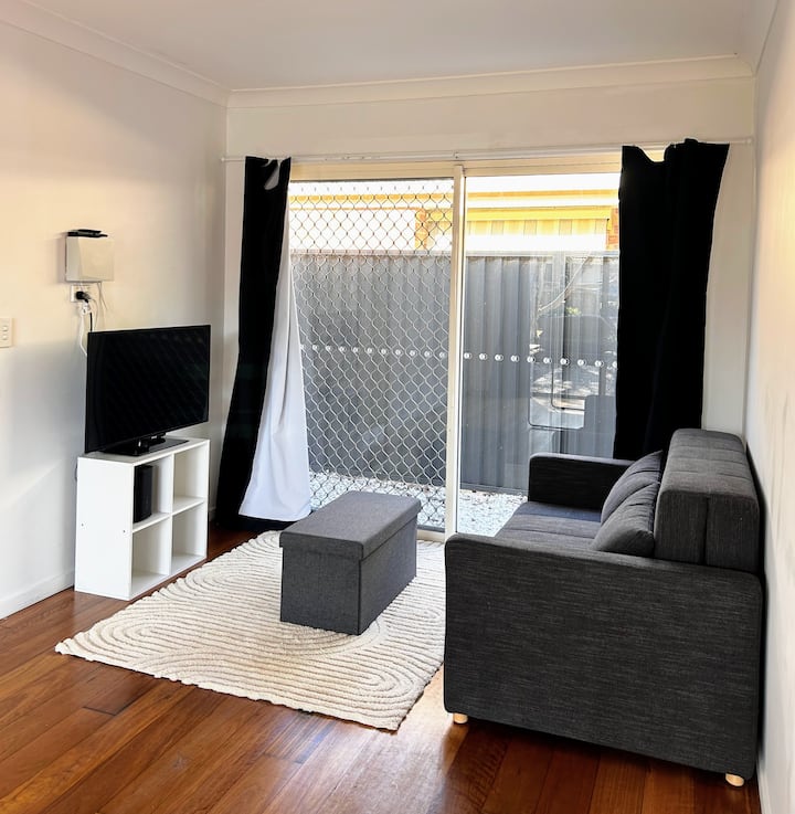 מרחב מגורים נוסף - טלוויזיה חכמה - ספה נפתחת כפולה