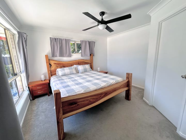 מיטת קינג סייז - מאוורר תקרה - חדר רחצה צמוד - חלוק מובנה