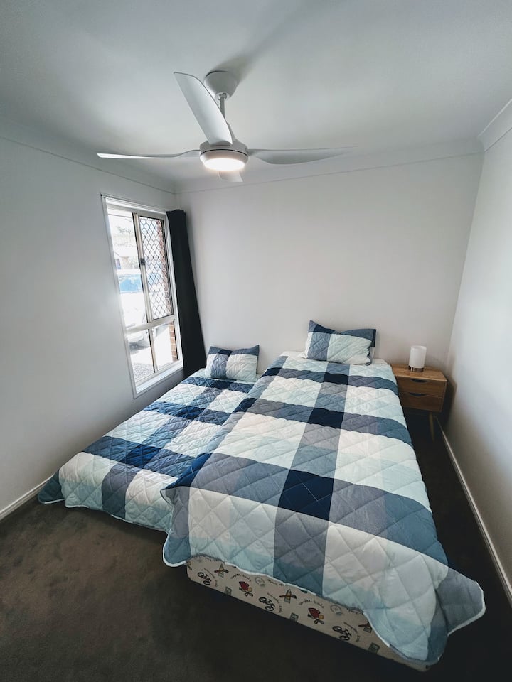 מיטת קינג סייז - מיטה נפתחת - ארון מובנה - מאוורר תקרה