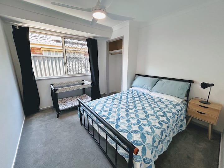 מיטה זוגית - מיטת תינוק (לפי בקשה) - חלוק מובנה - מאוורר תקרה