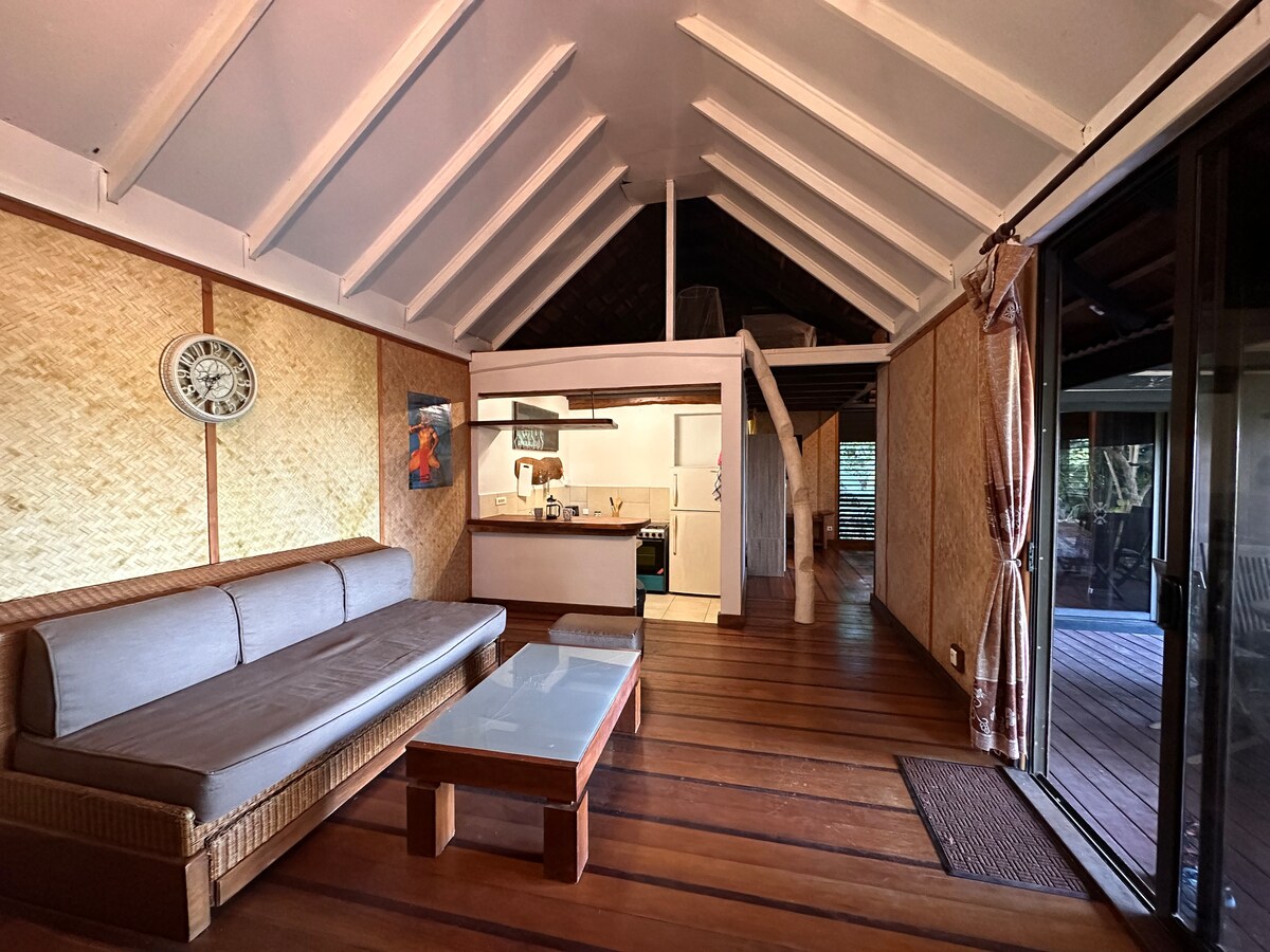 إمكانية وجود سريرين مفردين بفضل سرير الأريكة. المطبخ مقابل البار وفوقه يوجد الميزانين.
يمكنك الوصول إلى الميزانين عن طريق الصعود مثل جذع شجرة جوز الهند. 