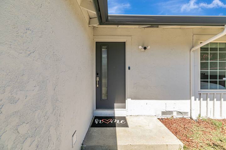 SJ Luxe 4BR Home | Sleeps 10 gallery image 4