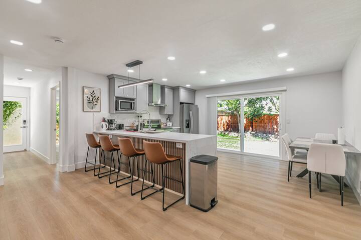 SJ Luxe 4BR Home | Sleeps 10 gallery image 2