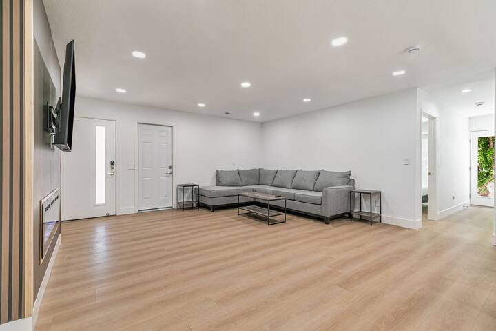 SJ Luxe 4BR Home | Sleeps 10 gallery image 3