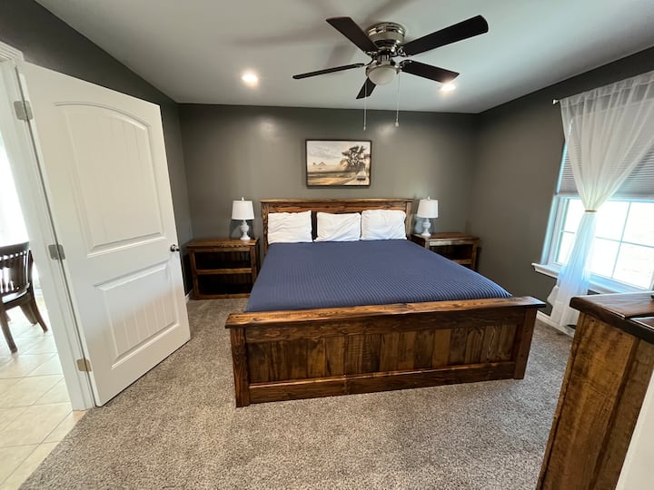 Прилагоден мебел за спална соба од вашиот домаќин, Ендру.