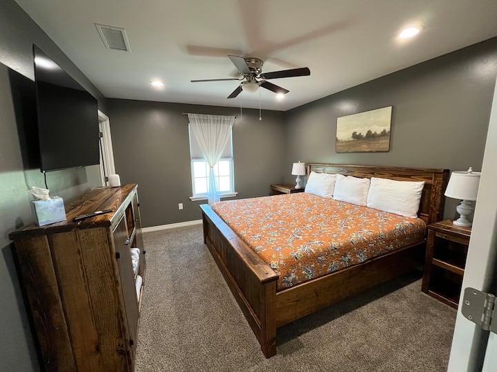 Прилагоден мебел за спална соба од вашиот домаќин, Ендру.