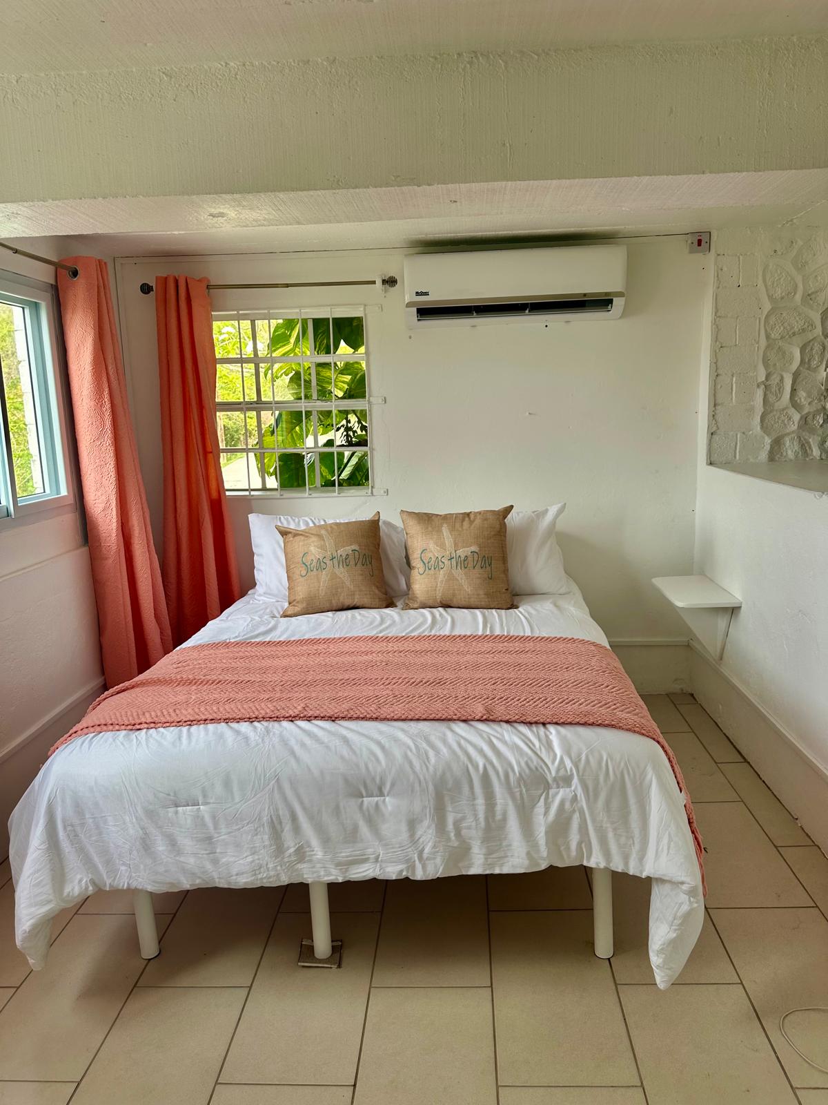 Hoofdslaapkamer beneden met airco. 