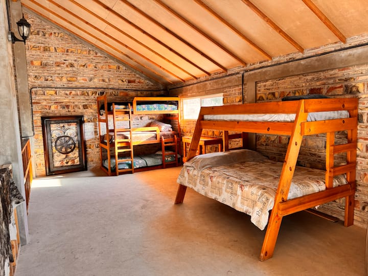 ที่นี่คุณจะพบเตียงสองชั้น 1 เตียงจากเตียงเดี่ยว 3 เตียงและเตียงสองชั้นคู่ 1 เตียงพร้อมเตียงเดี่ยวด้านบน 