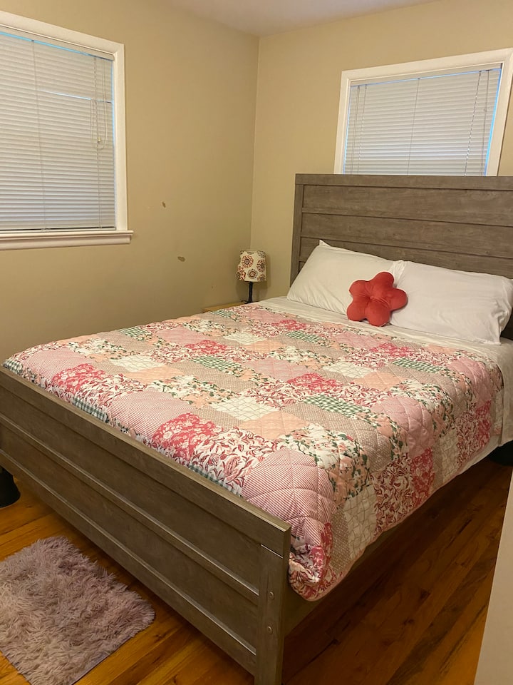 Брачен кревет (широк 150-179 см), ноќно шкафче и мал гардеробер 