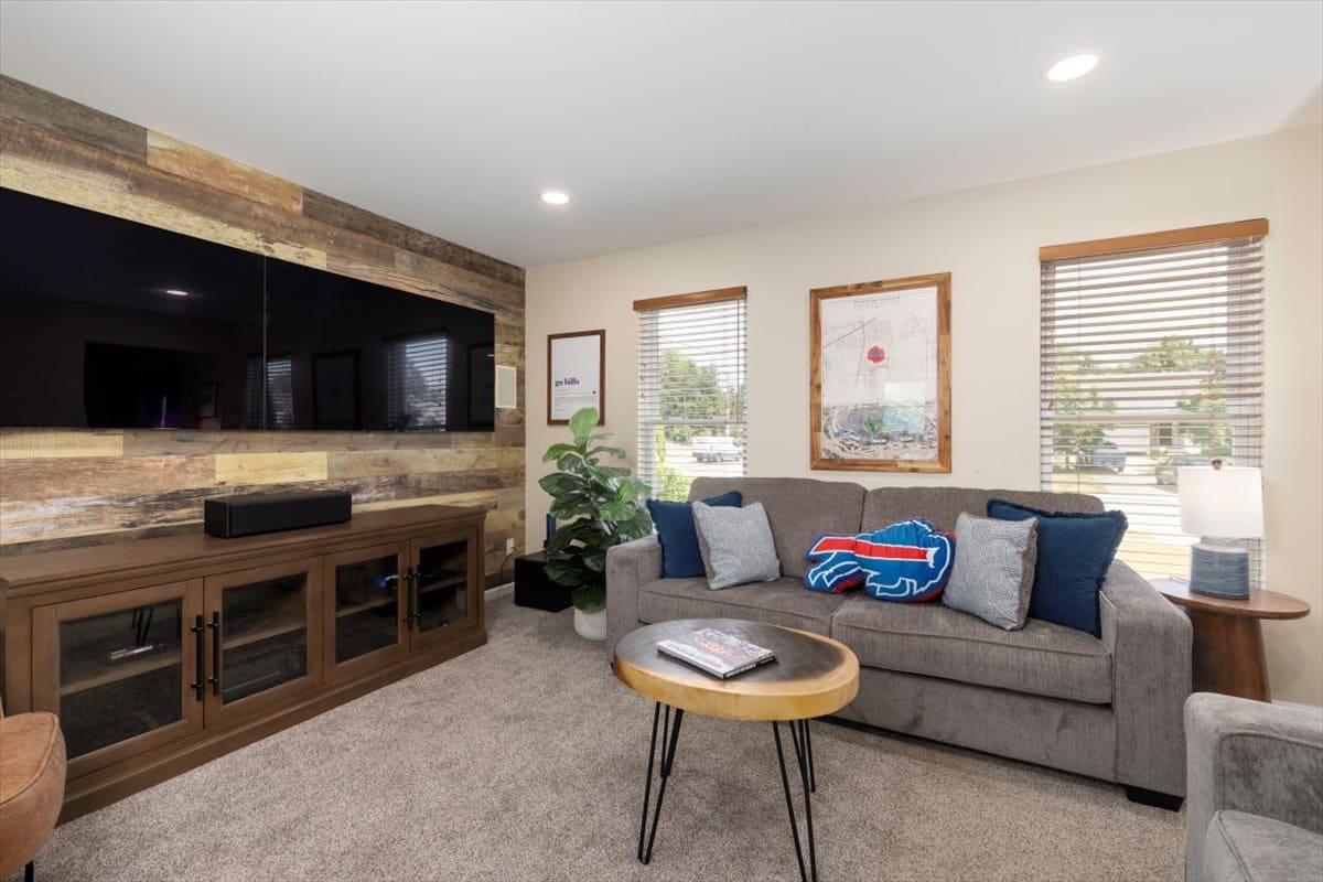 The Stadium Sanctuary, Walk to Highmark Stadium, furnished house in Hamburg, NY