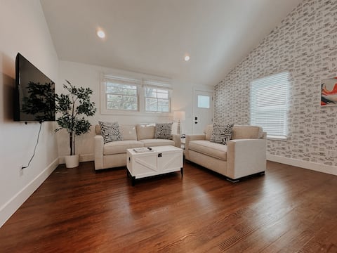 Top performing Airbnb: Quiet Garage Apartment Near UT in North University