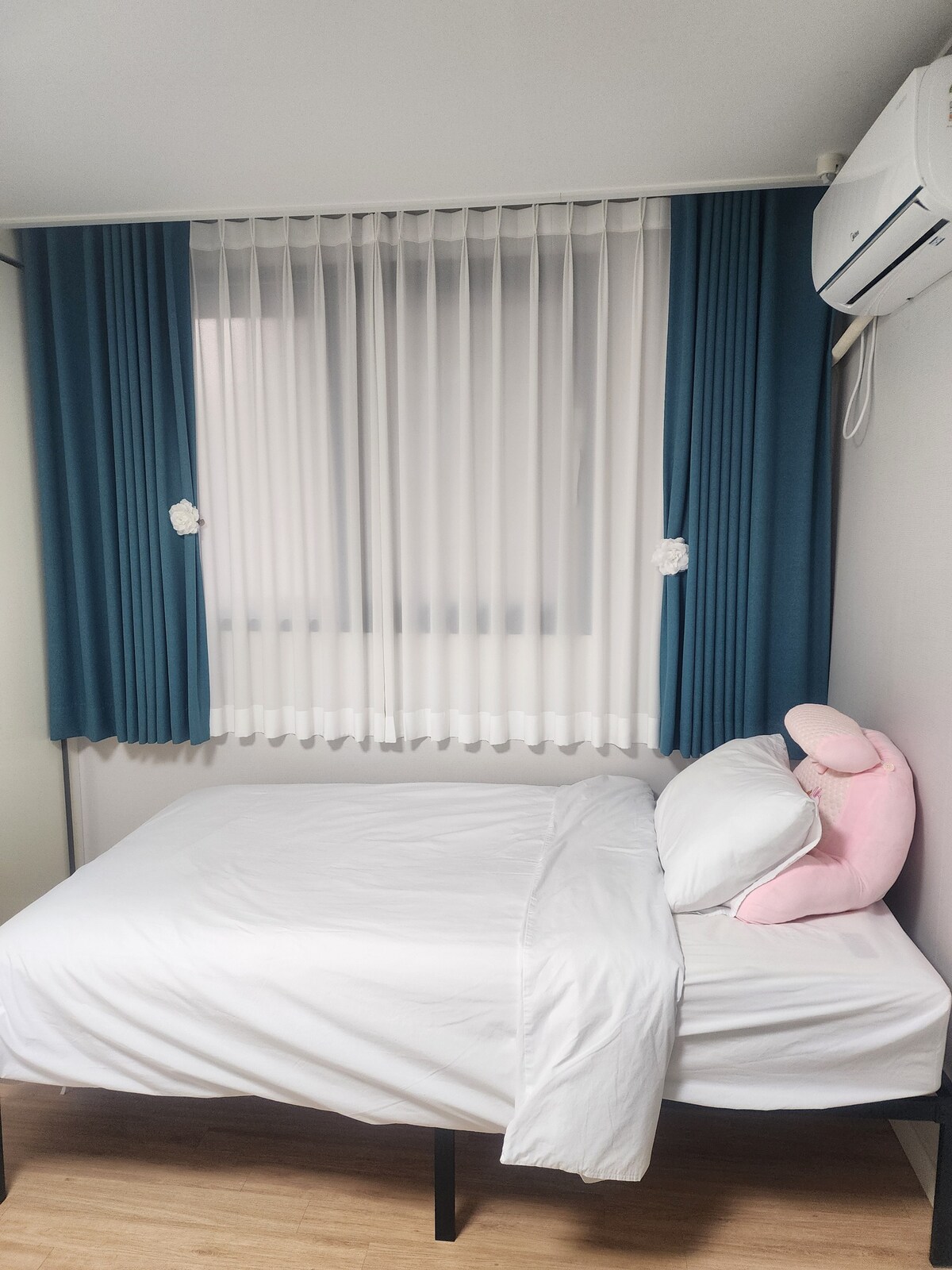 Toto je posteľ s ultra jemnou nylonovou elektrickou jógou. Použite ju pre tých, ktorí sú studení. Jarná, jesenná a zimná posteľná bielizeň